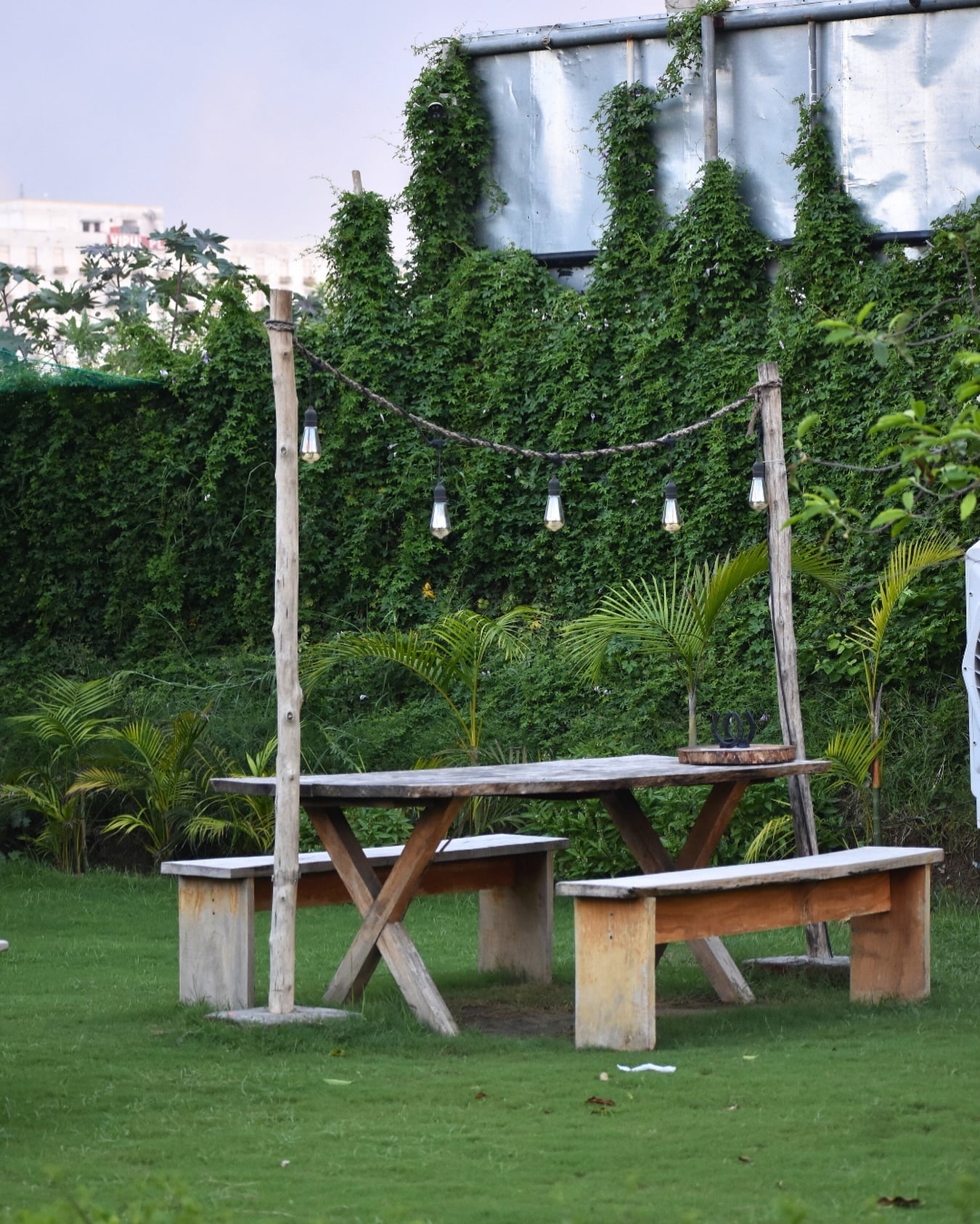 Desain Café Outdoor Halaman Rumah dengan Kursi dan Meja Kayu Sederhana