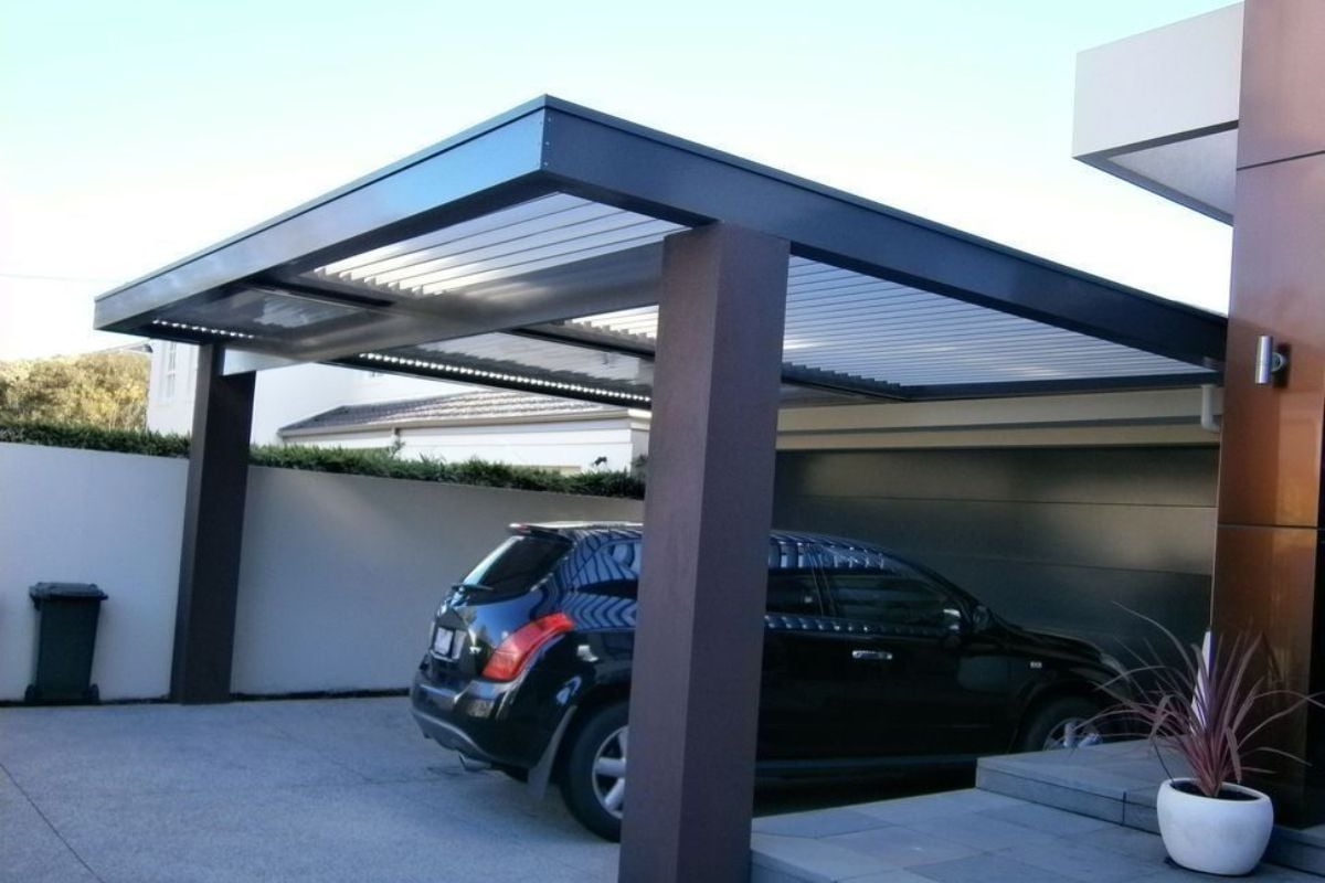 1. Carport Minimalis dengan Atap Semi Transparan