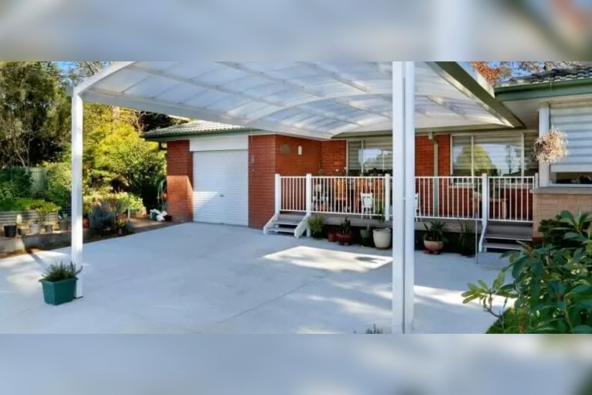 5. Carport Minimalis dengan Atap Melengkung