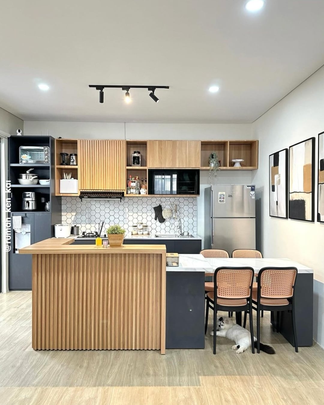 Desain Dapur Sempit dengan Meja Makan