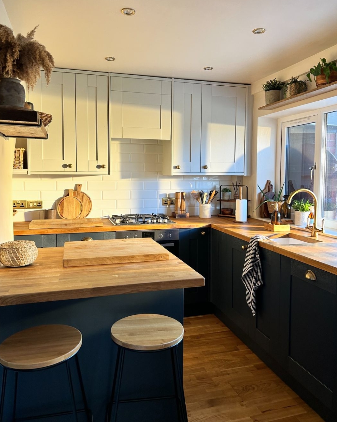 Desain Dapur Kecil Klasik Minimalis dengan Mini Bar