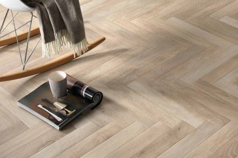 9 Rekomendasi Keramik Motif Kayu untuk Ruang Tamu Minimalis