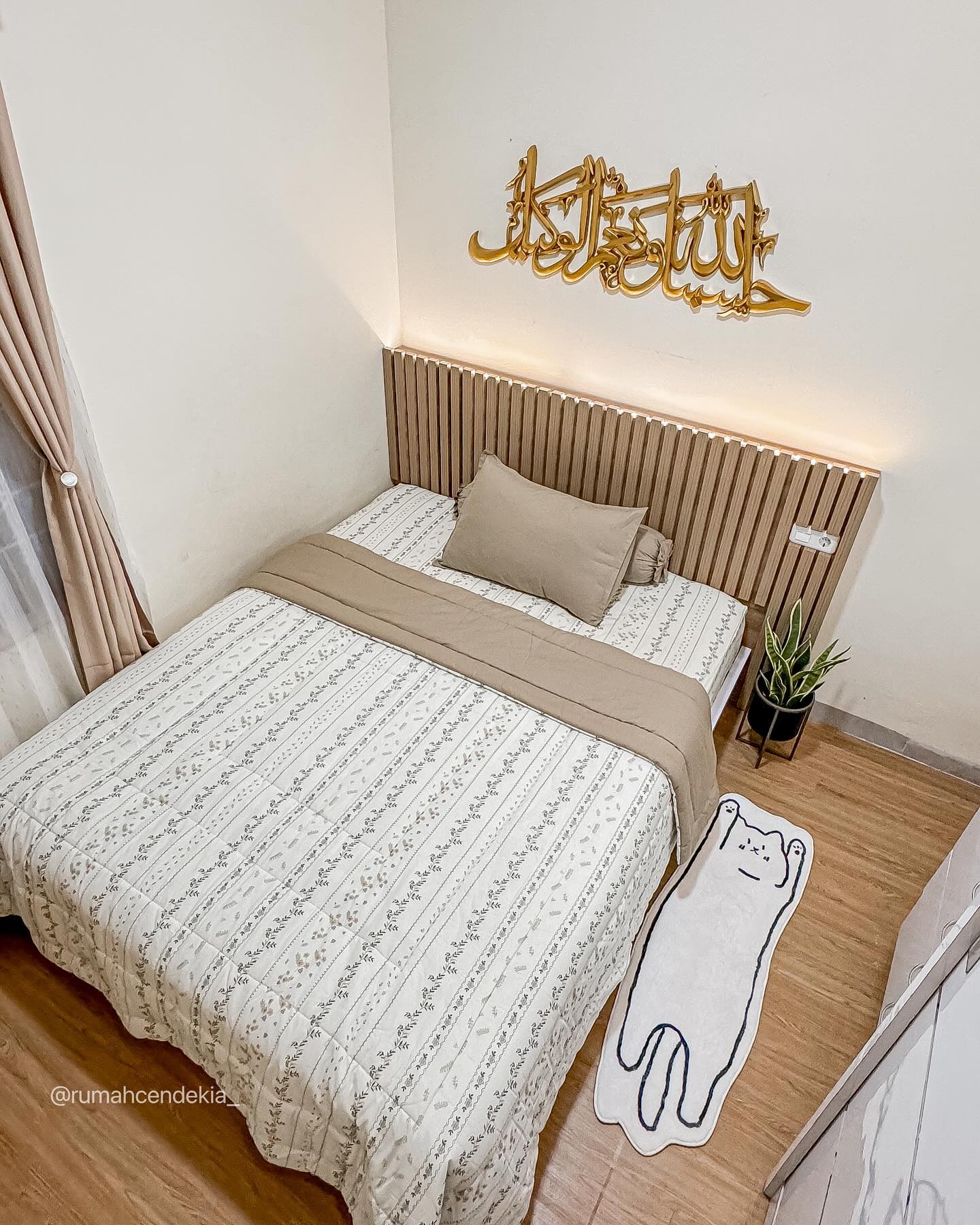 Desain Kamar Tidur Minimalis Ukuran 3x4 dengan Kaligrafi