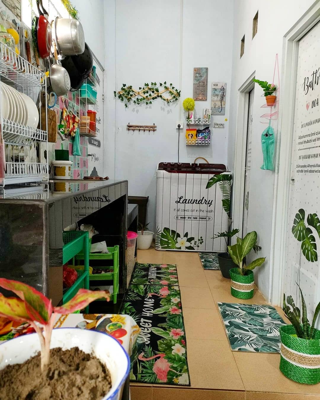 Desain Dapur dan Ruang Cuci Menyatu Nuansa Floral