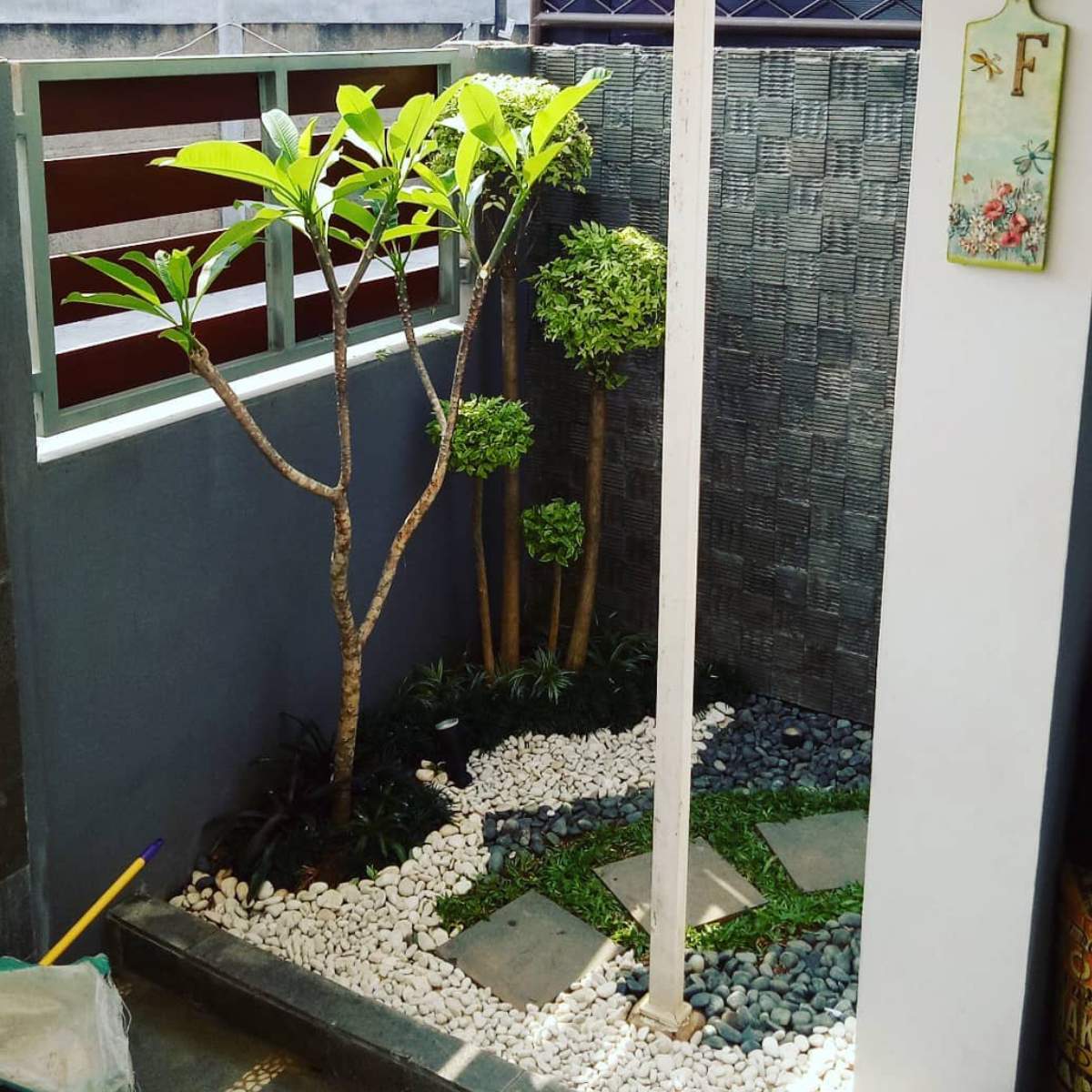 Desain Taman Kering Sederhana Depan Rumah