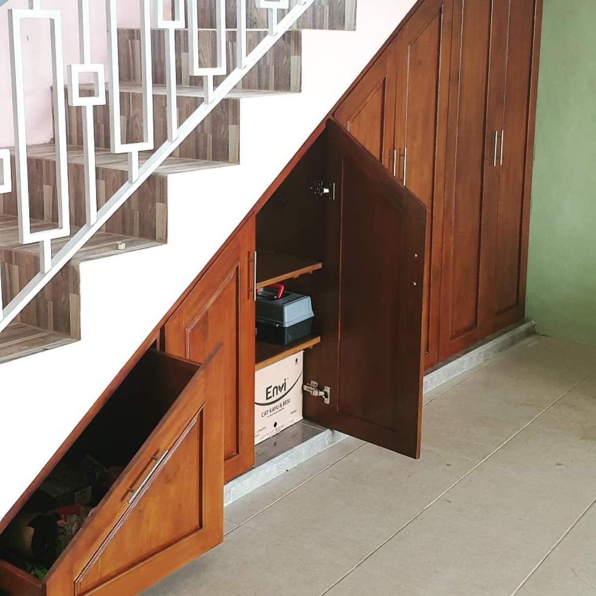Desain Gudang Penyimpanan di Bawah Tangga