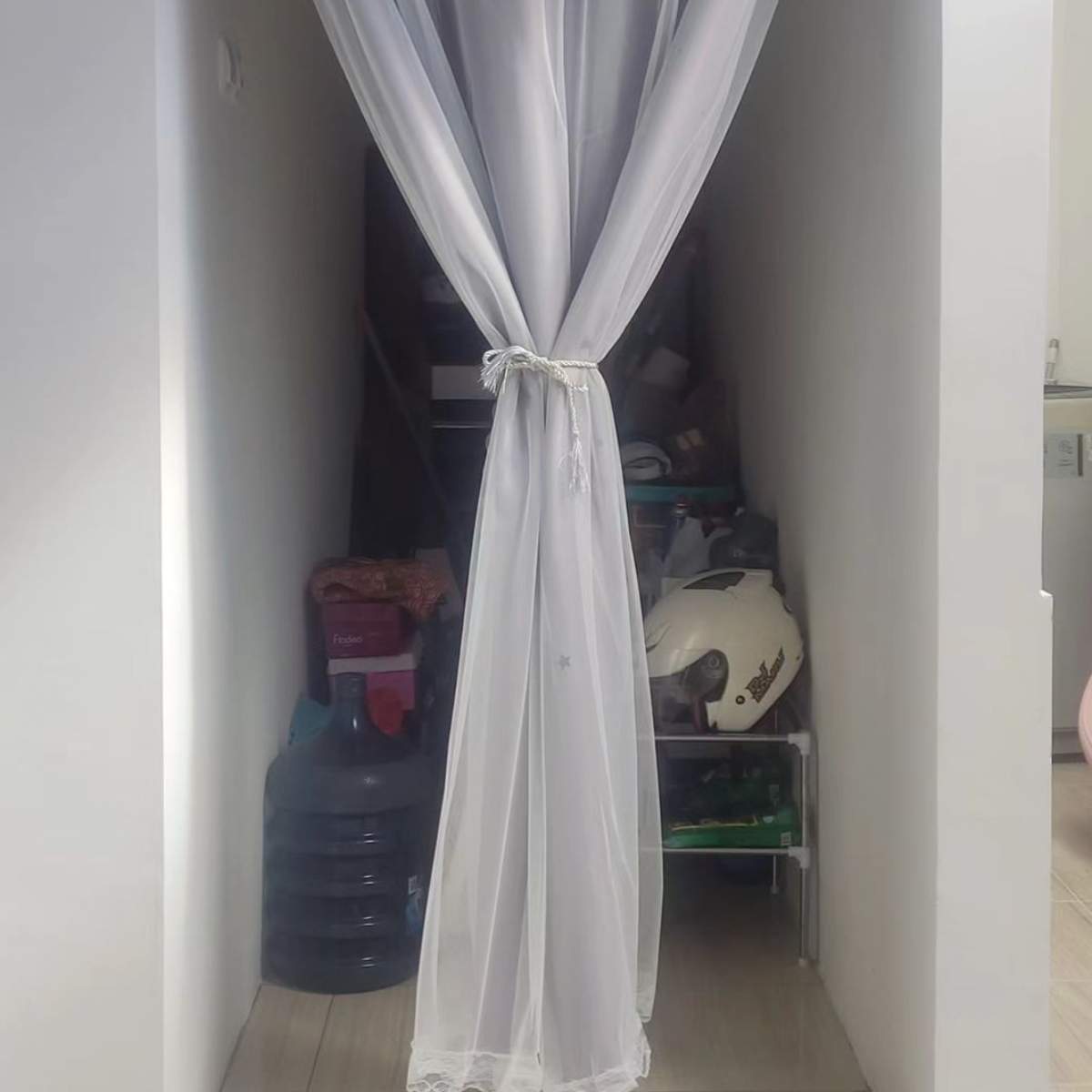 Desain Gudang Belakang Rumah dengan Penutup Kain