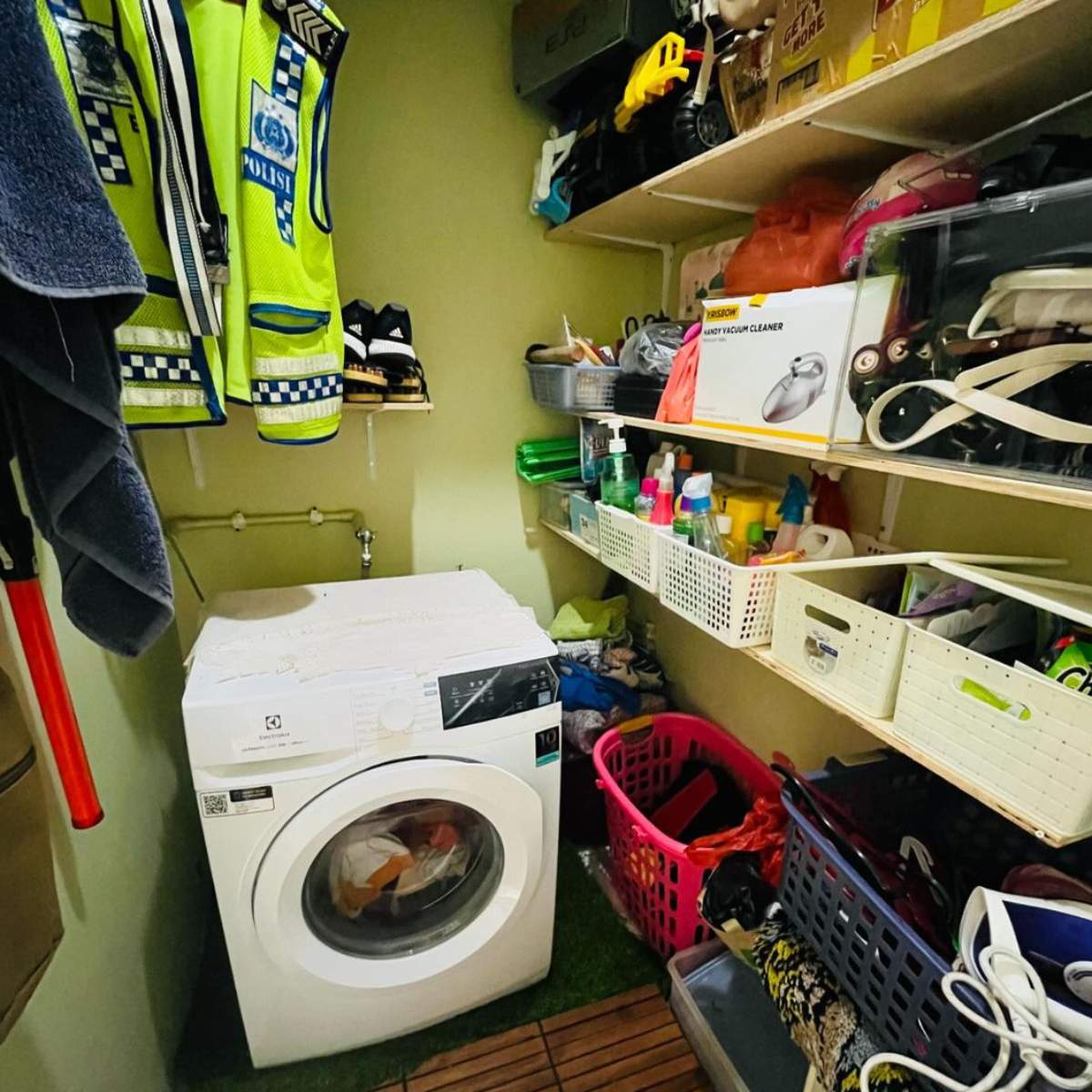 Desain Gudang Penyimpanan yang Menyatu dengan Laundry Room