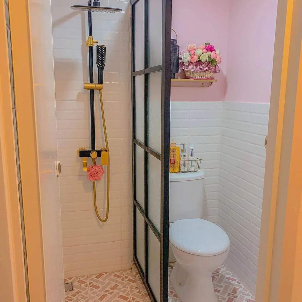 Kamar Mandi Kecil dengan Sekat