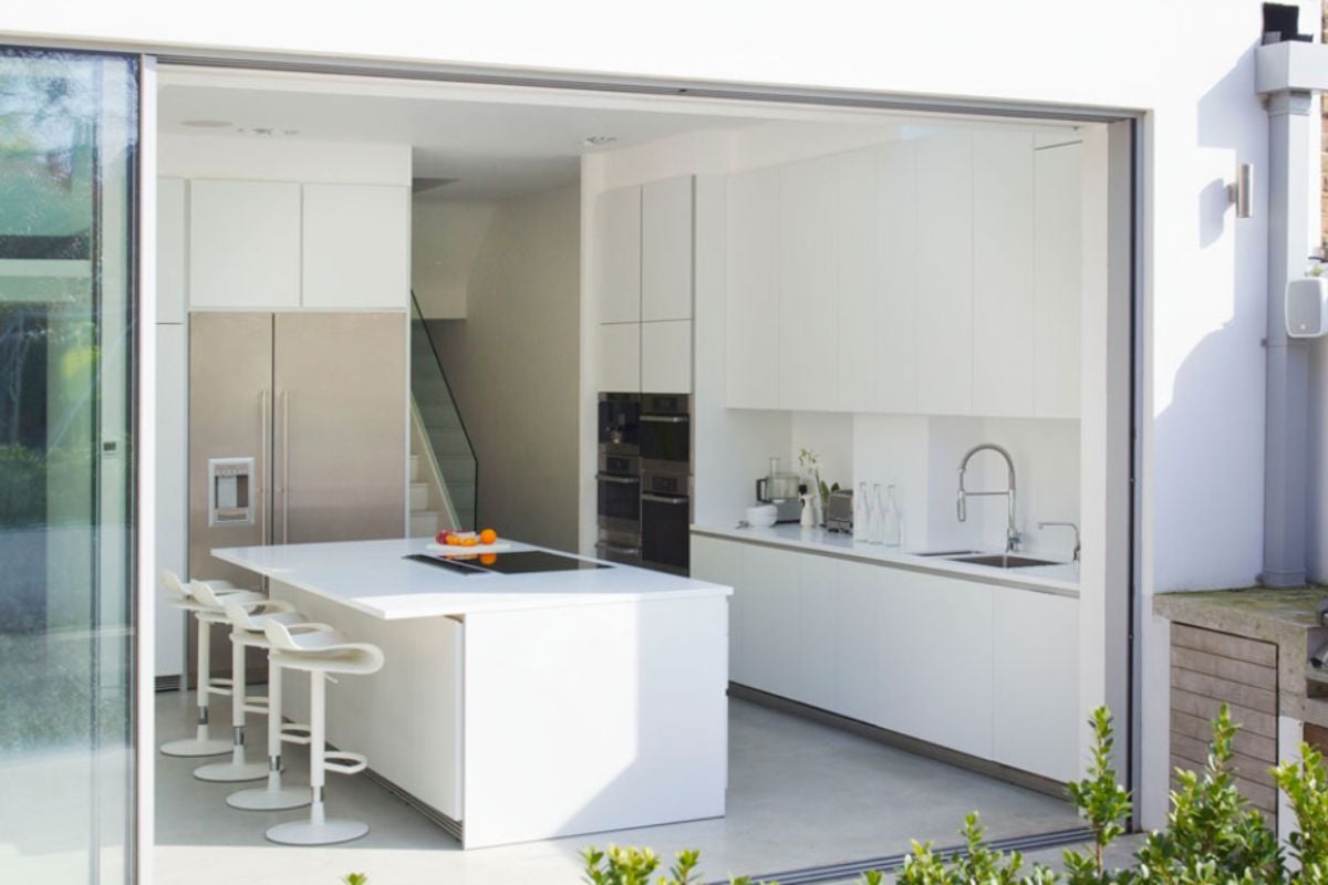 Dapur Semi Outdoor dengan Pintu Geser Kaca