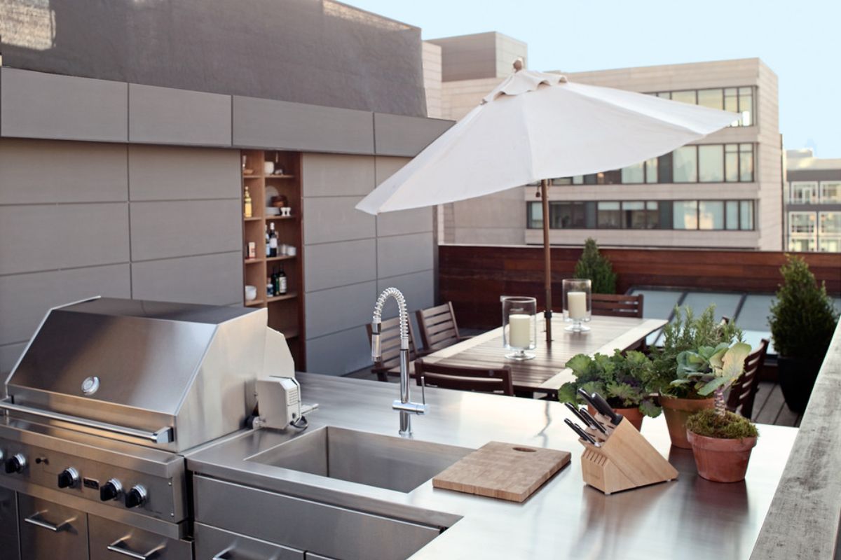 Desain Dapur Semi Outdoor dengan Konter Stainless