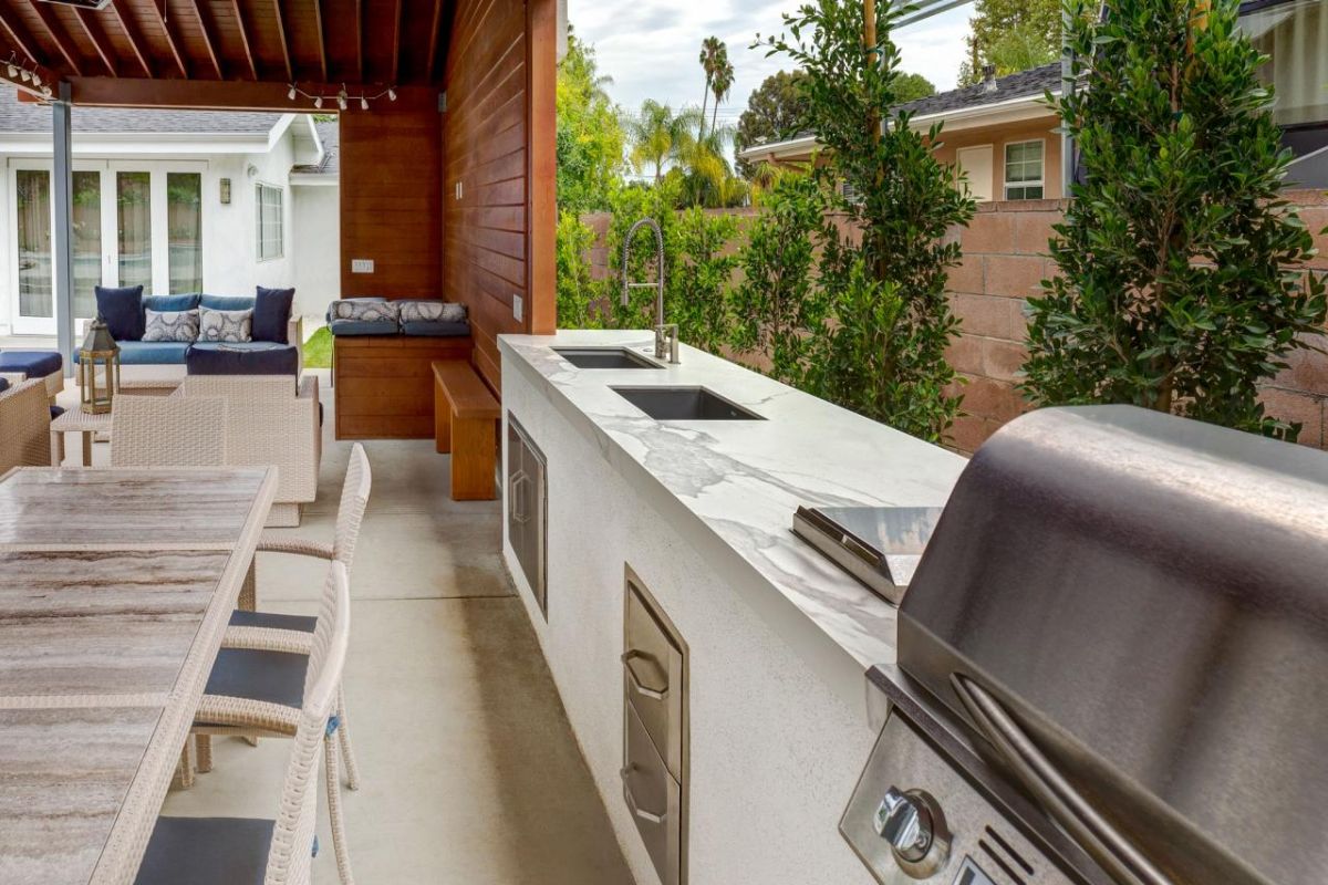 Desain Dapur Semi Outdoor dengan Material Alami