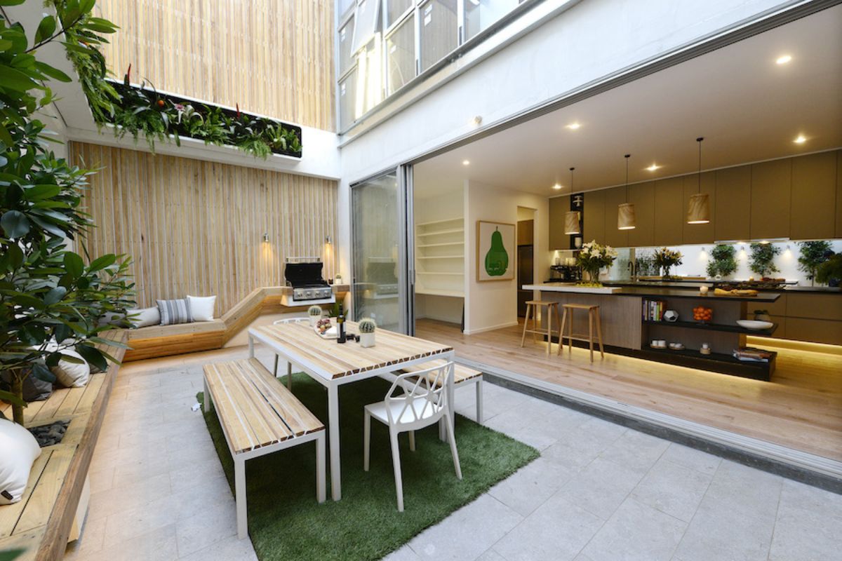 Dapur Dapur Semi Outdoor dengan Warna Coklat Muda