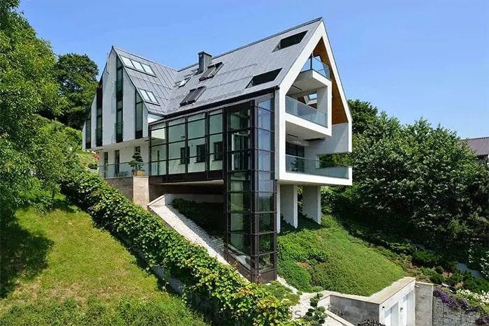 Desain Rumah di Tanah Menurun Bergaya Futuristik