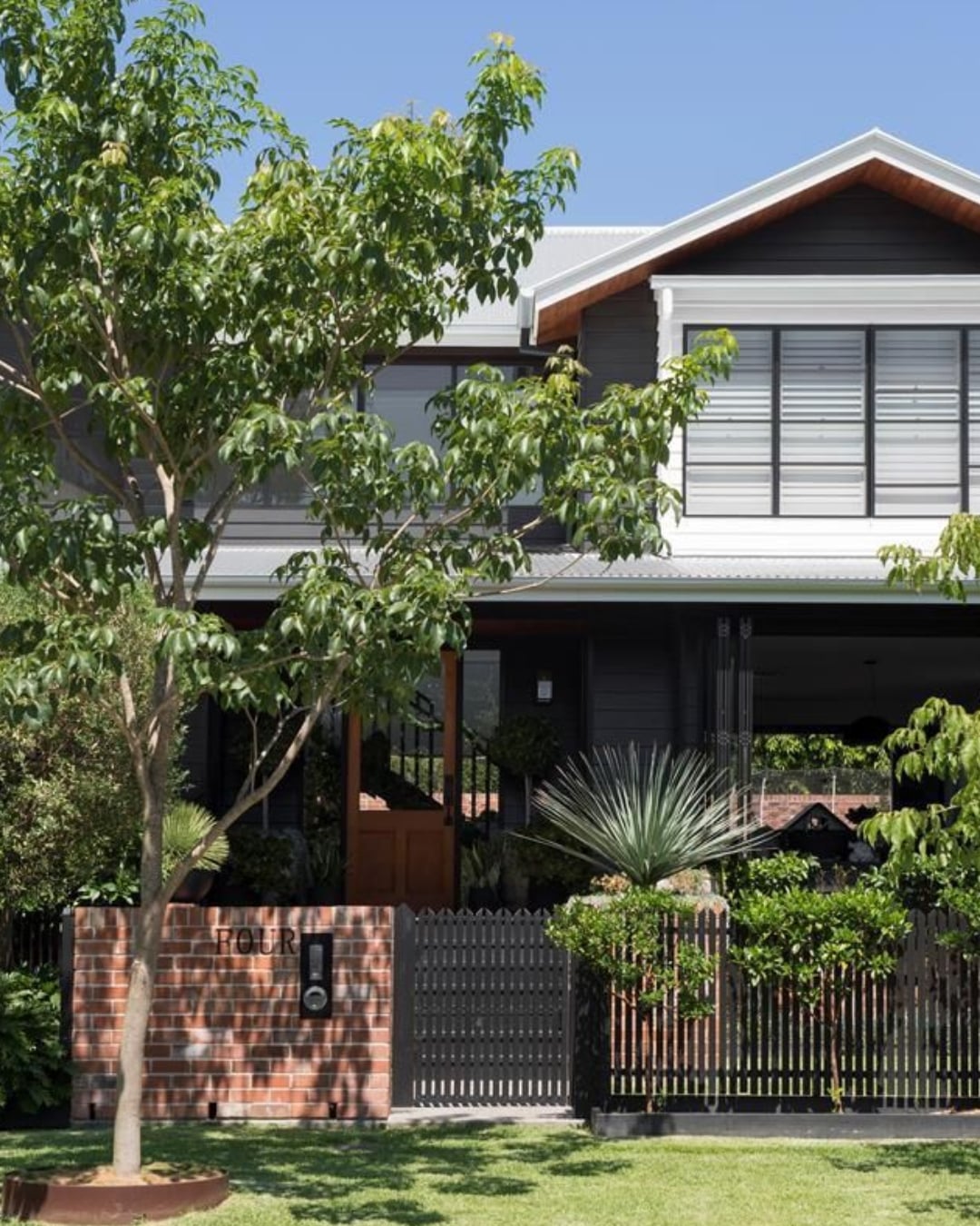 Halaman Rumah Luas Tropis Minimalis