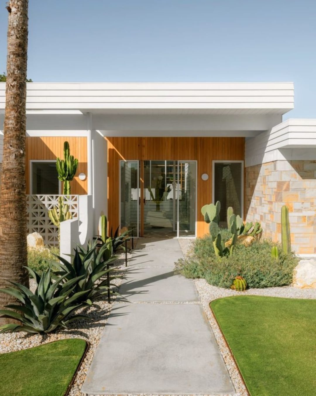 Rumah Halaman Luas Modern Minimalis Mid-Century