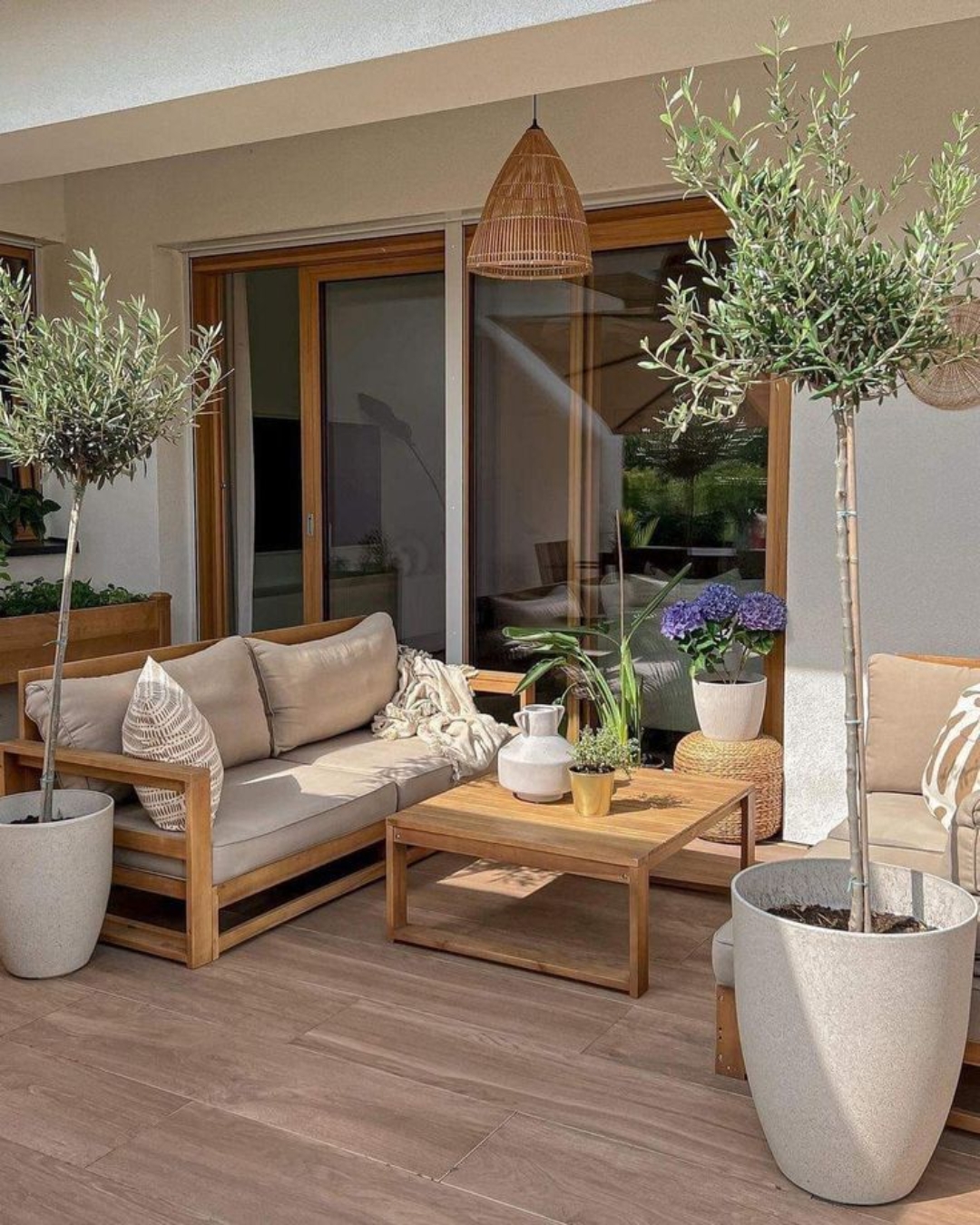 Teras Rumah Mewah Modern Natural