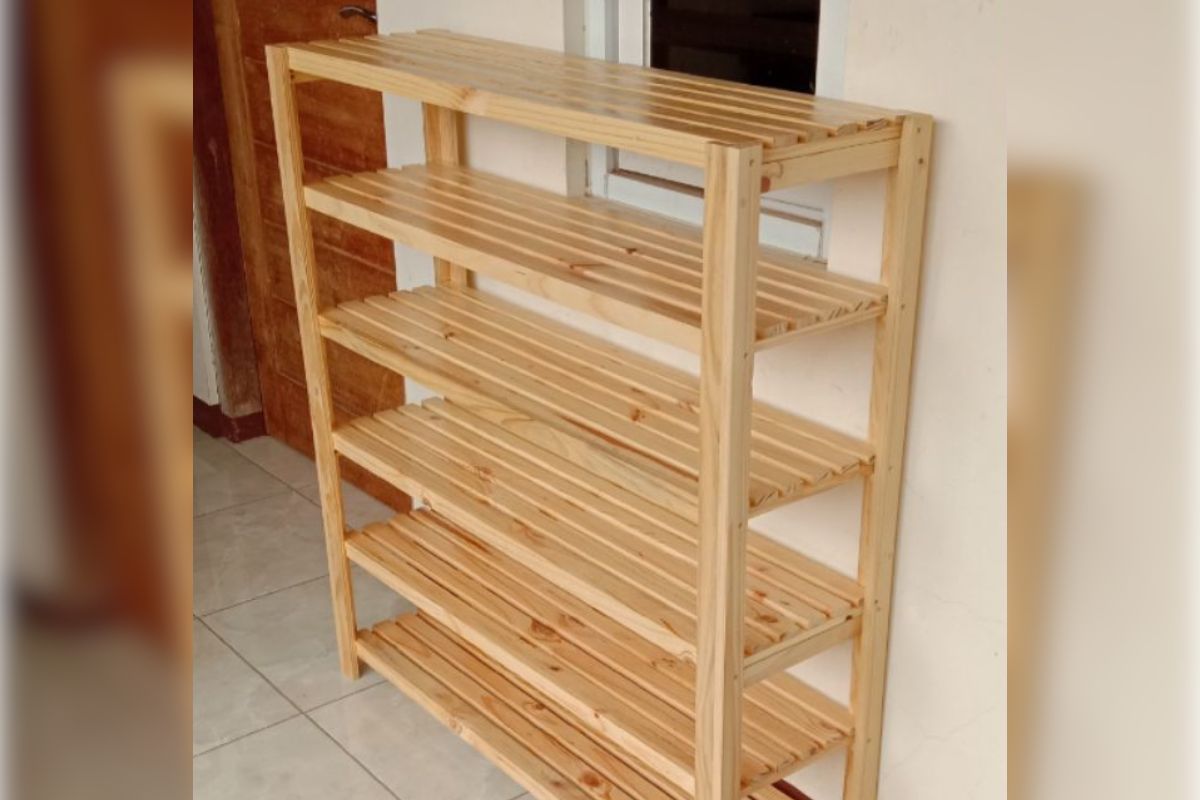 6. Rak Penyimpanan dari Kayu