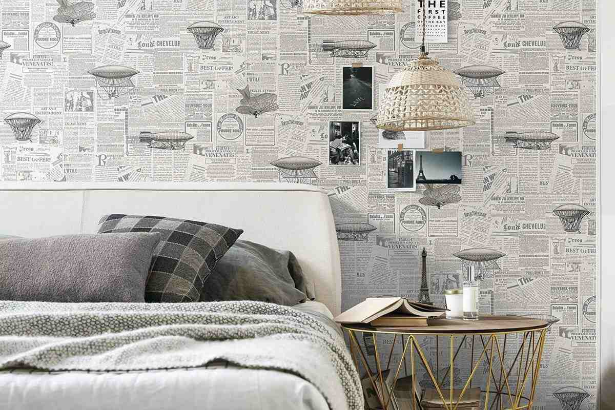 Dekorasi Dinding Kamar Pria dengan Wallpaper Koran