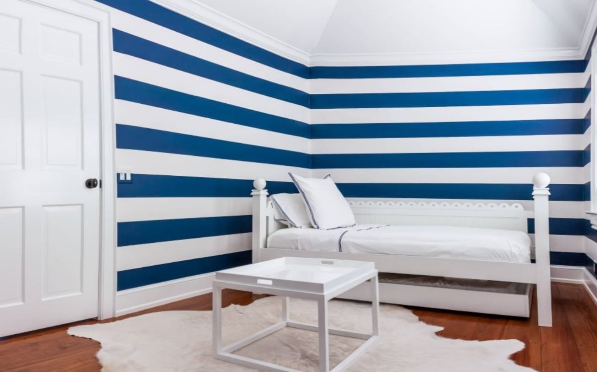cat dinding kamar 2 warna putih dan biru