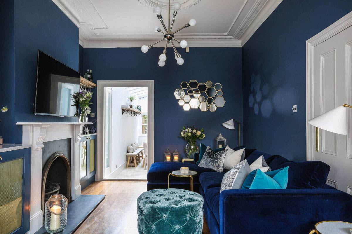 dinding berwarna biru navy