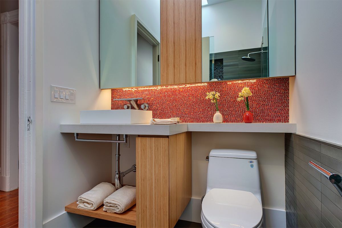 b. Desain Kamar Mandi Kombinasi Warna Putih dengan Kayu