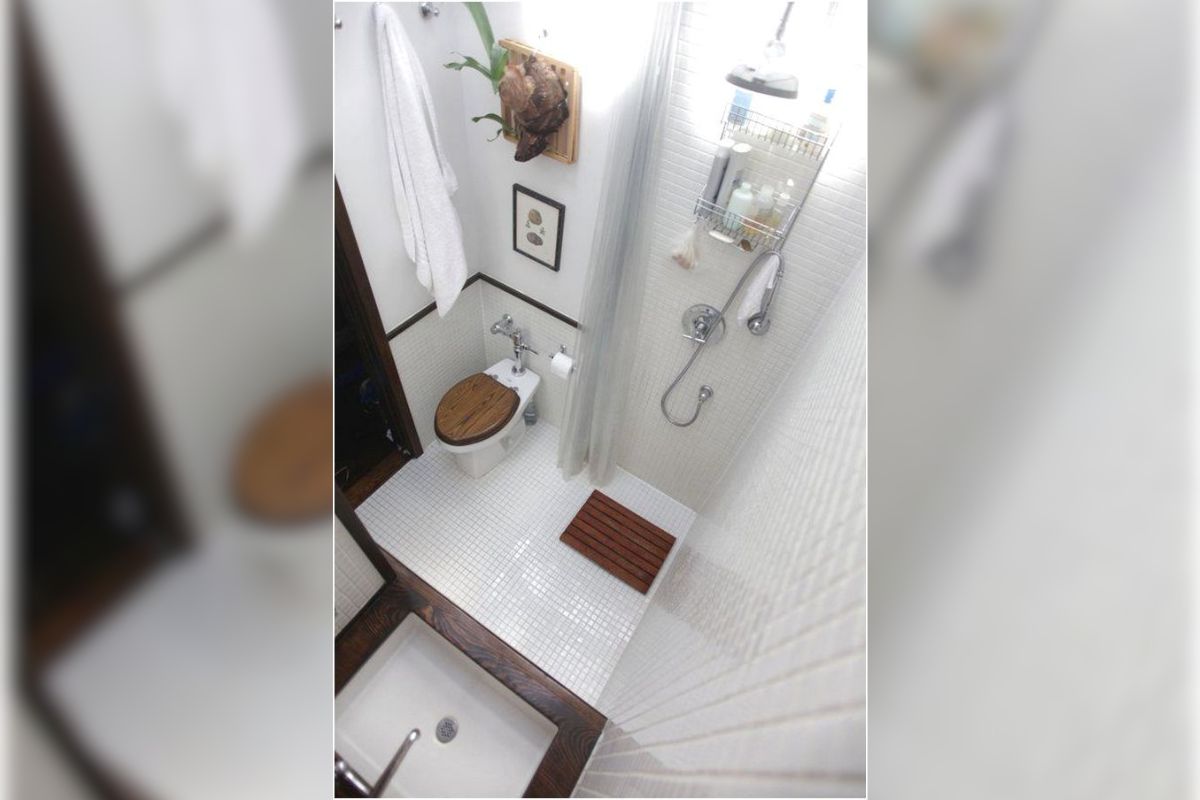c. Desain Kamar Mandi Minimalis dengan Beberapa Aksen Hitam