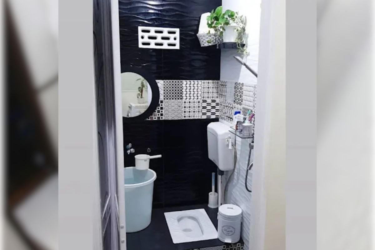 c. Desain Kamar Mandi dengan Keramik Bermotif dan Kombinasi Warna Hitam-putih