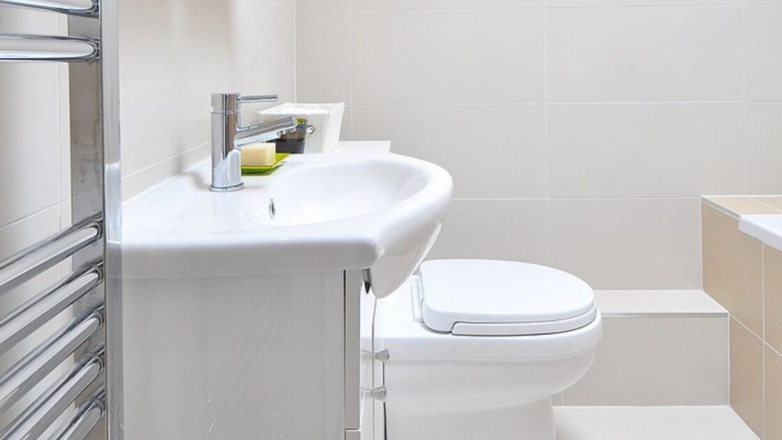 7 Desain Kamar Mandi Minimalis 2×2 yang Tampil Apik