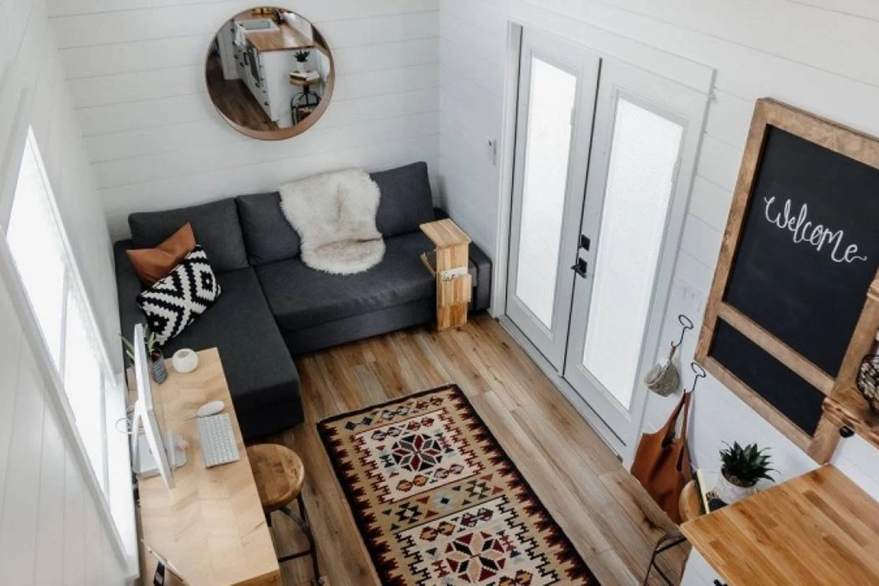 8 Cara Menata Ruang Tamu yang Memanjang agar Terlihat Luas