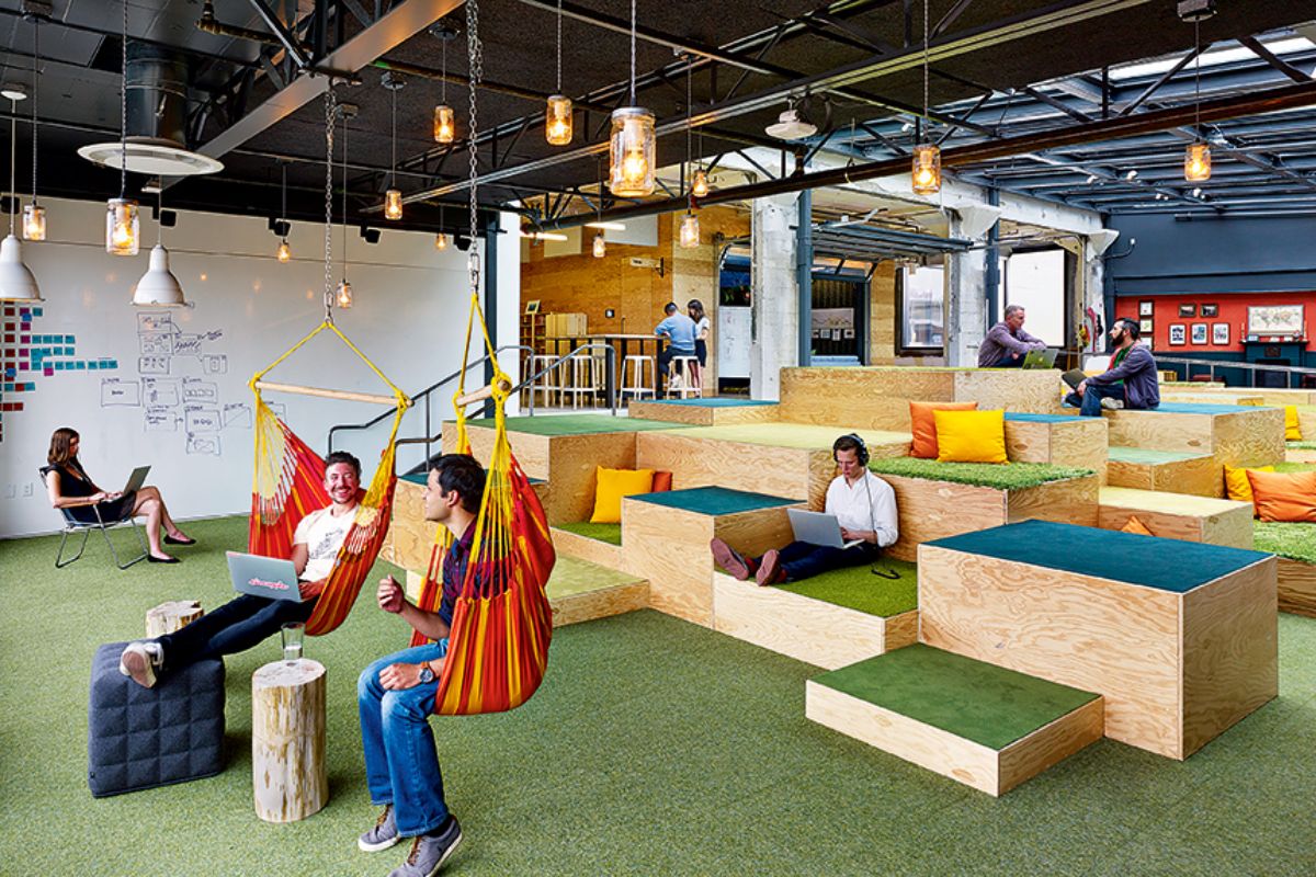 2. Desain Ruang Kantor dengan Banyak Unsur Kayu