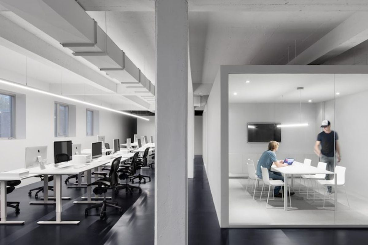 3. Desain Ruang Kantor Minimalis dengan Nuansa Warna Grayscale