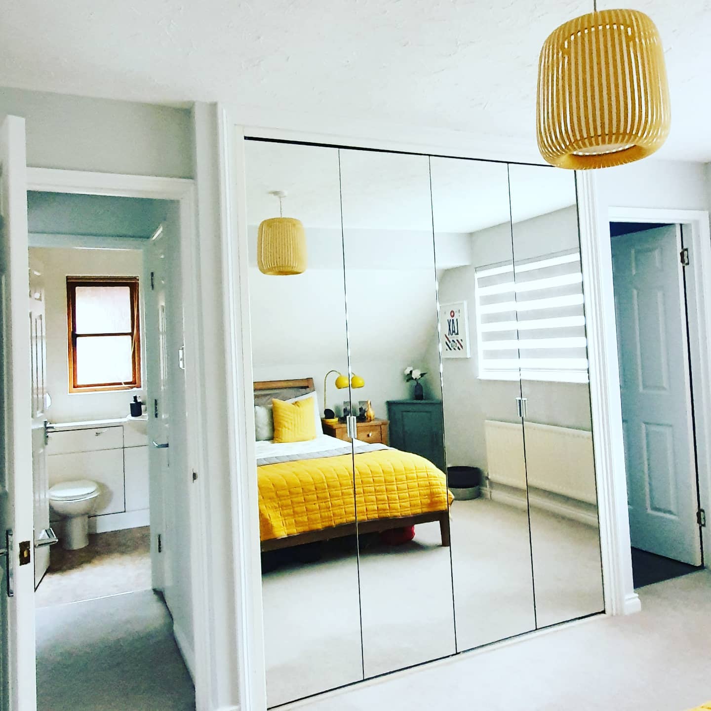 Desain Kamar Tidur dan Kamar Mandi Malam dengan Cermin Besar