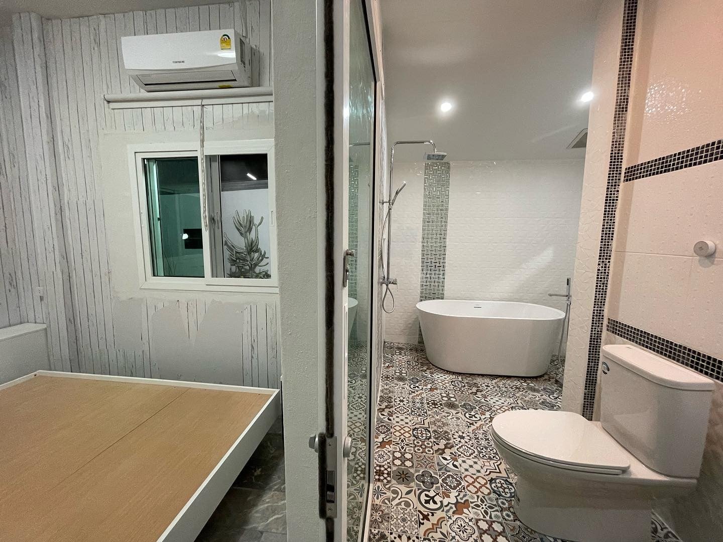 Desain Kamar Tidur dan Kamar Mandi dengan Dinding Keramik