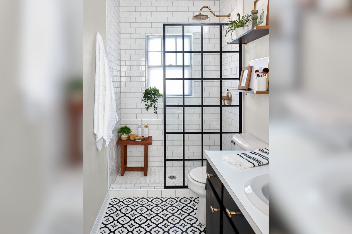 4. Perpaduan Keramik Lantai dan Dinding Kamar Mandi Warna Grayscale
