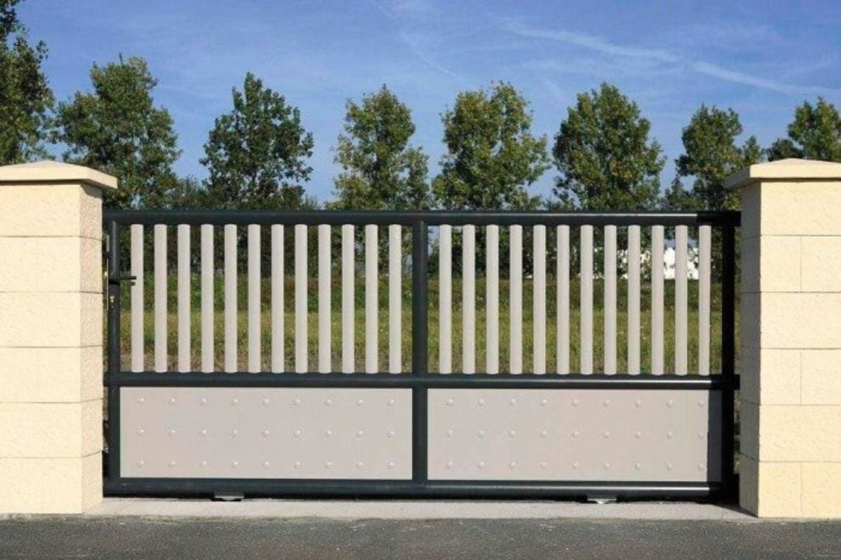 3. Model Pintu Pagar Dorong Minimalis Modern Perpaduan Warna Grayscale