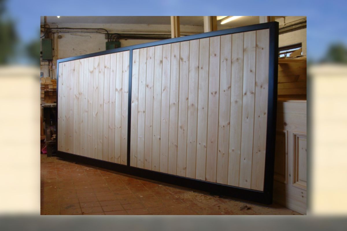 4. Model Pintu Pagar Dorong Minimalis Modern Perpaduan Kayu dan Baja