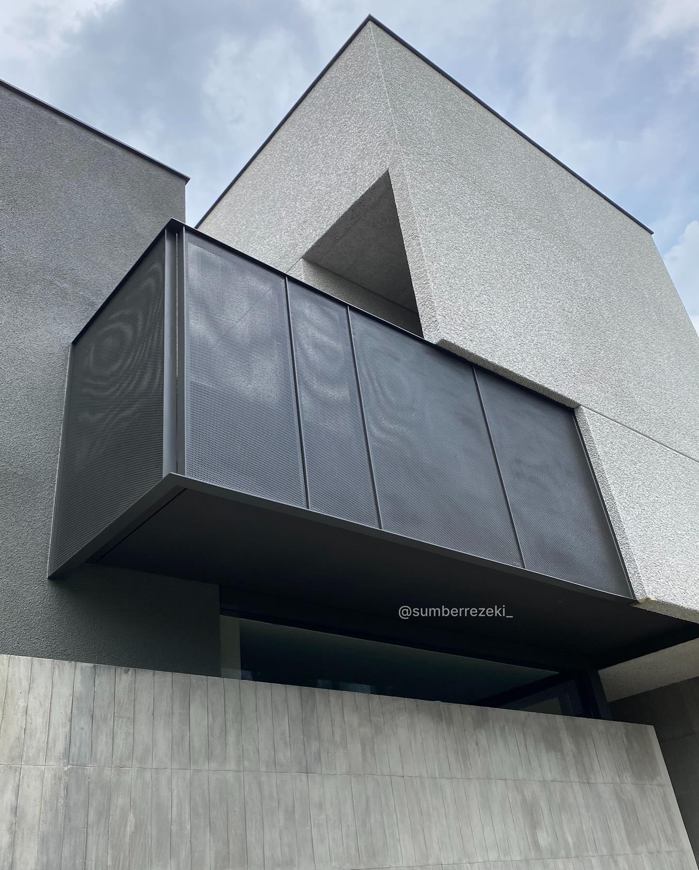 Desain Pagar Balkon Minimalis Tanpa Bingkai Tebal