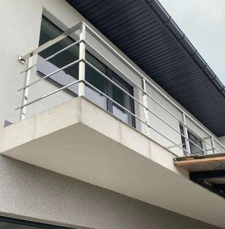 Desain Pagar Balkon Minimalis dengan Material Stainless