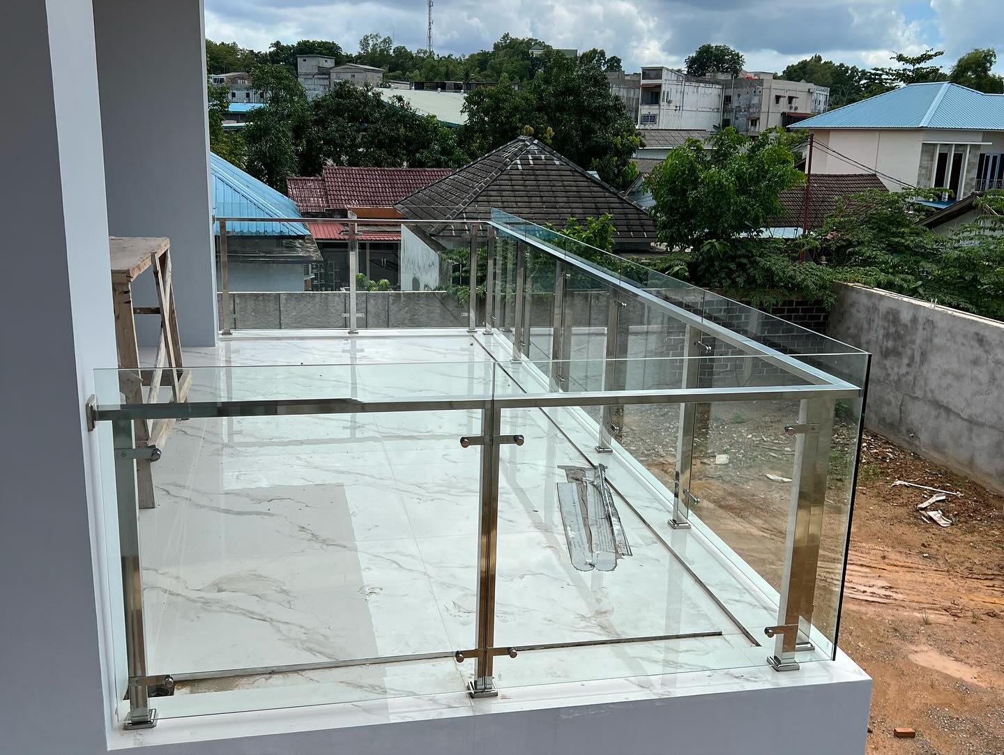 Desain Pagar Balkon Minimalis dari Kaca Tempered