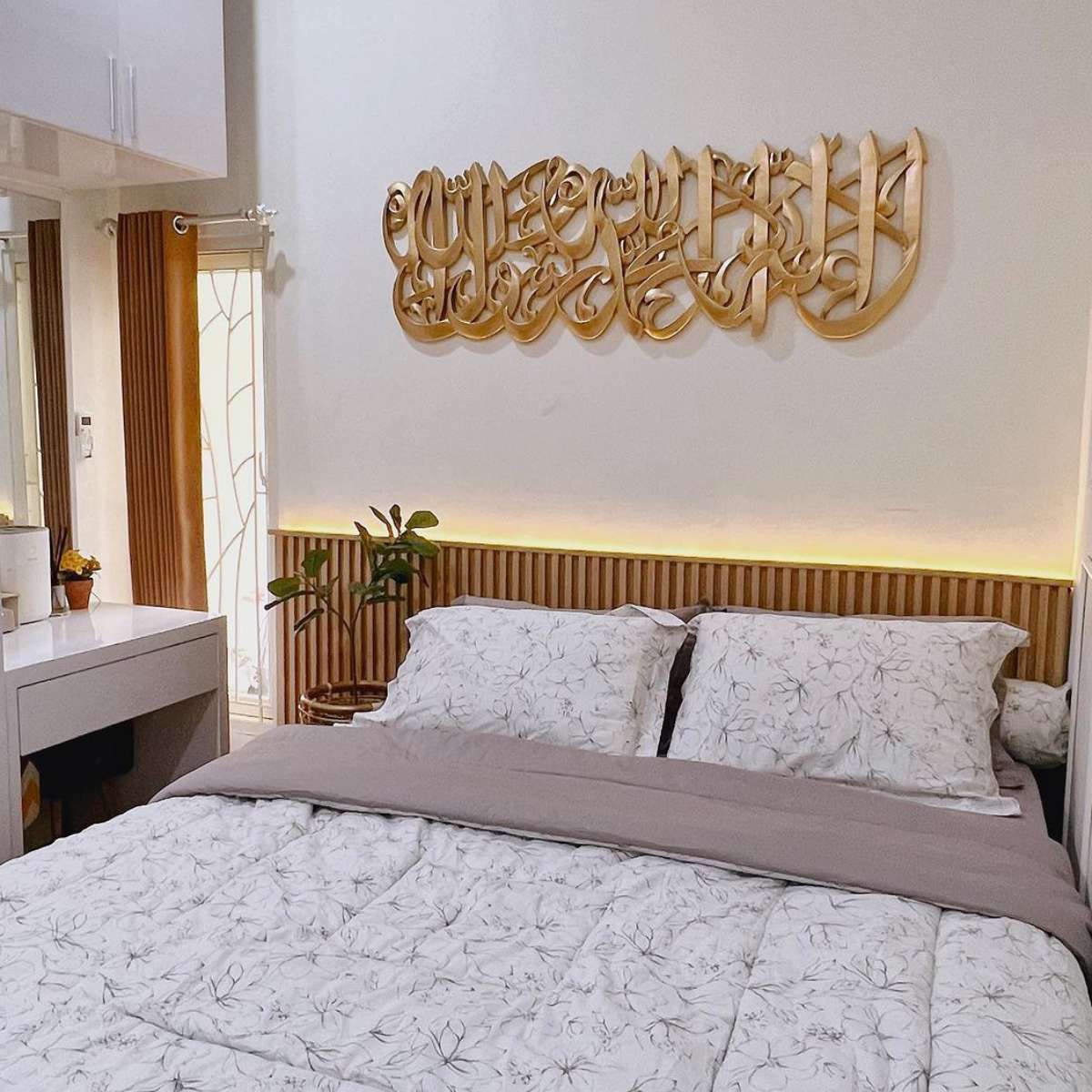 hiasan kaligrafi di dalam kamar