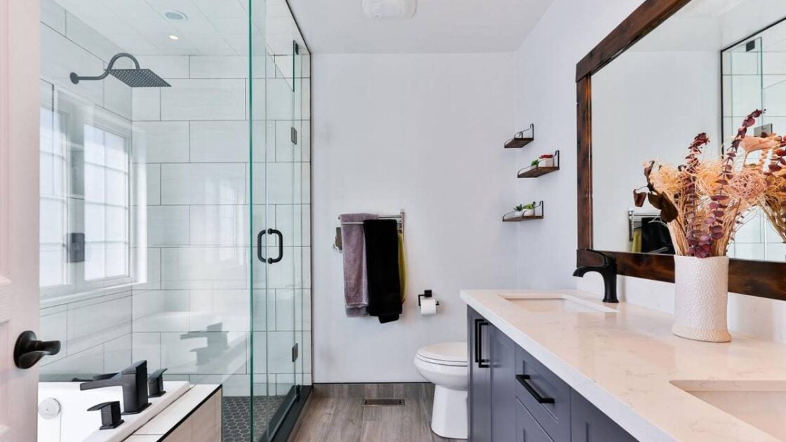8 Model Partisi Kaca Kamar Mandi yang Estetik dan Fungsional