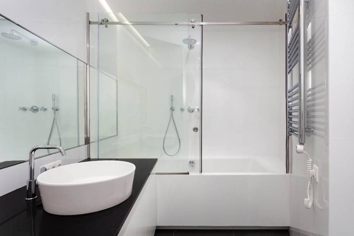 kamar mandi dengan bathtub
