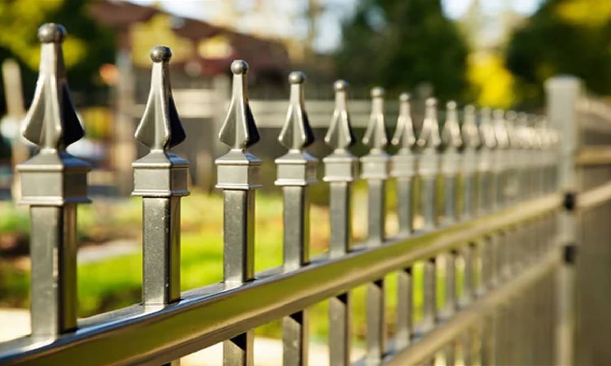 Berapa Standar Tinggi Pagar Rumah yang Ideal? Ini Jawabannya!