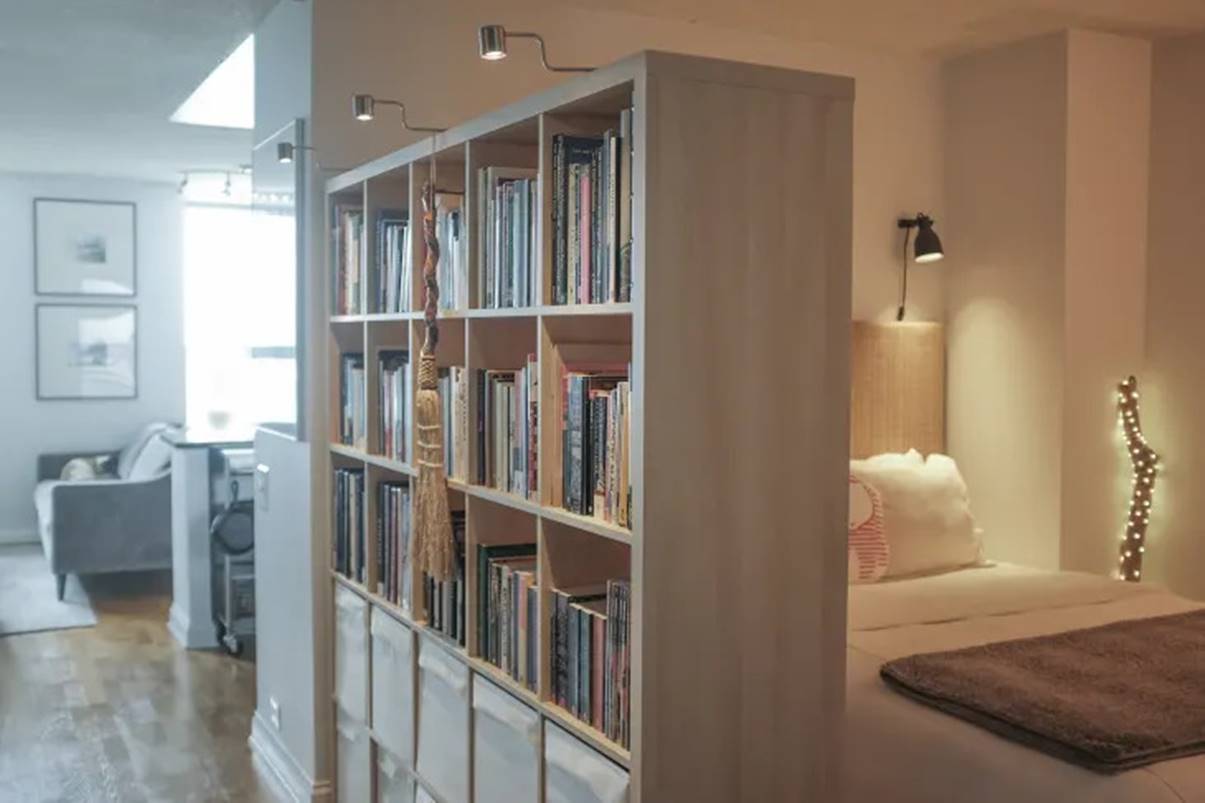 Pembatas Kamar Tidur dengan Rak Buku