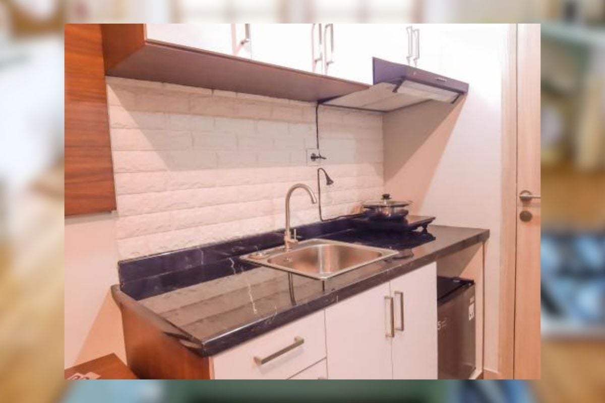 5. Desain Tempat Cuci Piring dan Kompor Warna Hitam, Putih, dan Motif Kayu