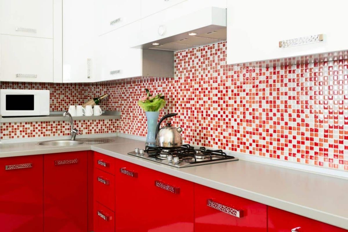 6. Desain Tempat Cuci Piring dan Kompor Motif Kotak-kotak