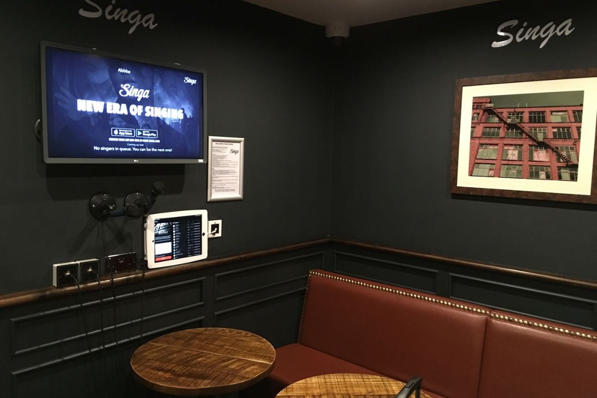 1. Desain Ruang Karaoke Kecil dengan Konsep Klasik