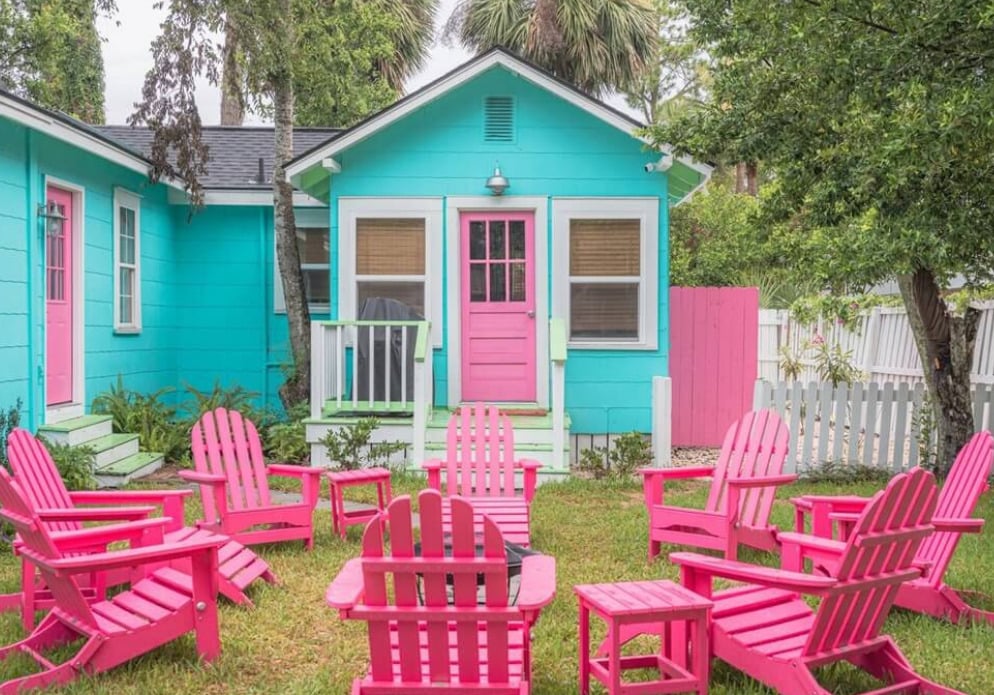 Kombinasi Cat Rumah Warna Biru Muda dan Pink Tua