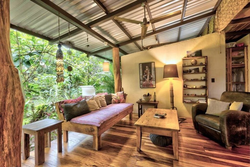 Ruang Tamu Teras Nuansa Rustic